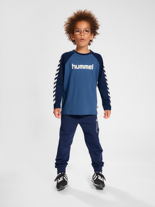 hmlBOYS T-SHIRT L/S, BERING SEA, model