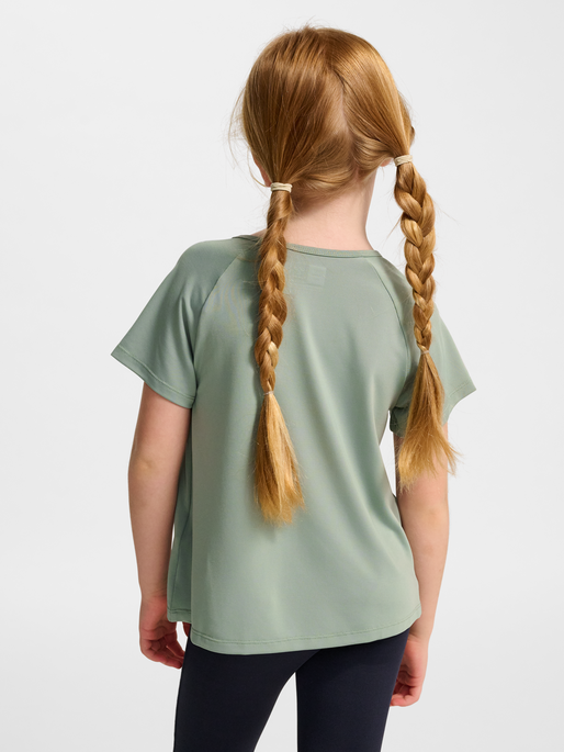 hmlLUNA TOP S/S, ICEBERG GREEN, model
