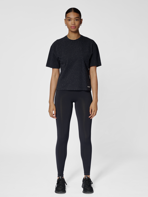 hmlMT ULTRA BOXY SHORT T-SHIRT, BLACK MELANGE, model