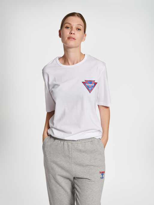 hmlIC POWEL T-SHIRT, WHITE/RED, model