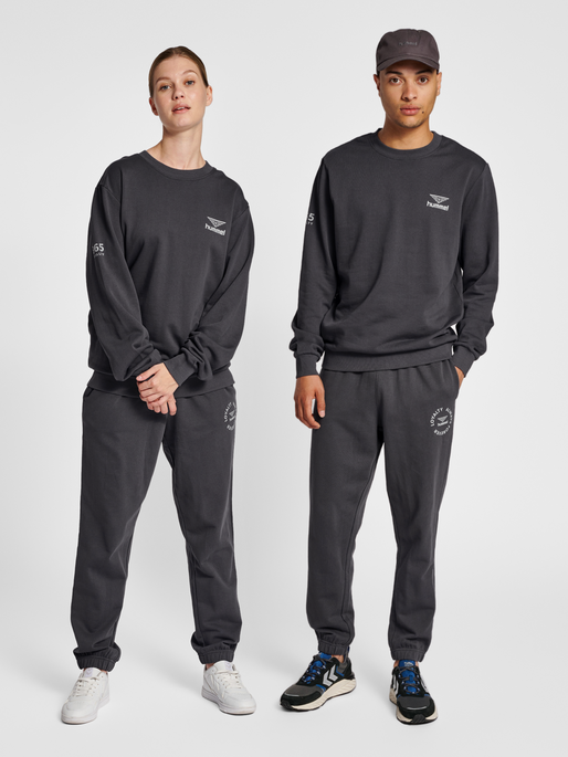 hmlLGC LOYALTY SWEATHIRT, BLACKENED PEARL, model