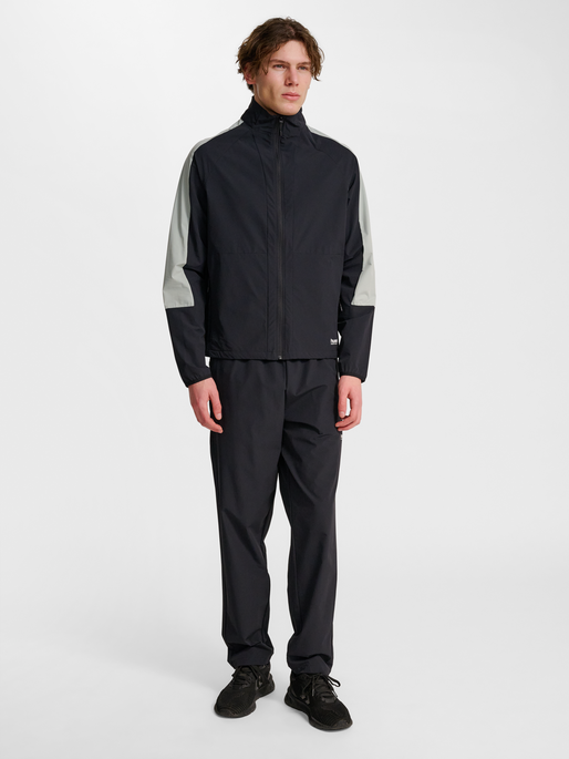 hmlPULSE JACKET, BLACK, model