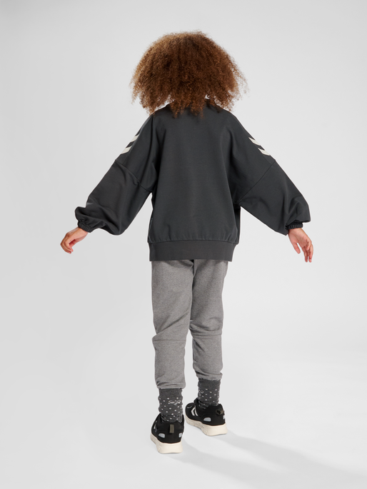 hmlTUBA SWEATSHIRT, 1525, model