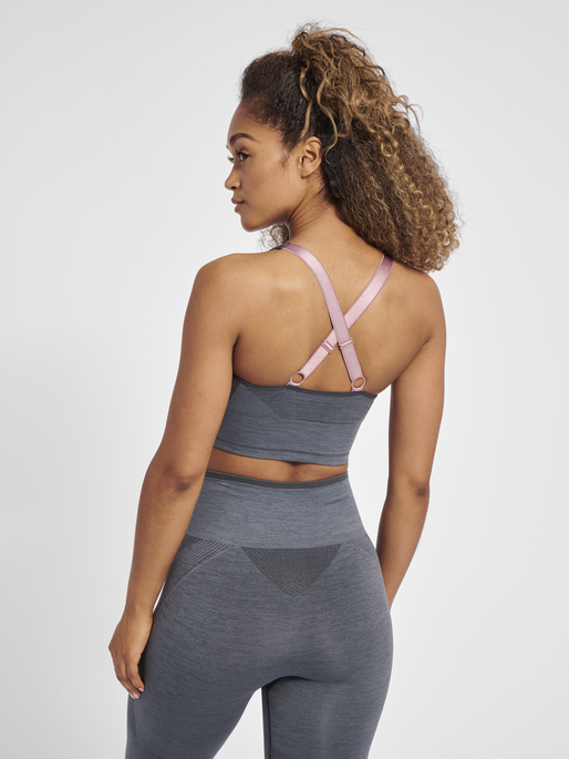 hmlSKY SEAMLESS SPORTS TOP, 1545, model