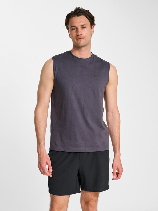 hmlHIIT MUSCLE TANK TOP, EBONY, model