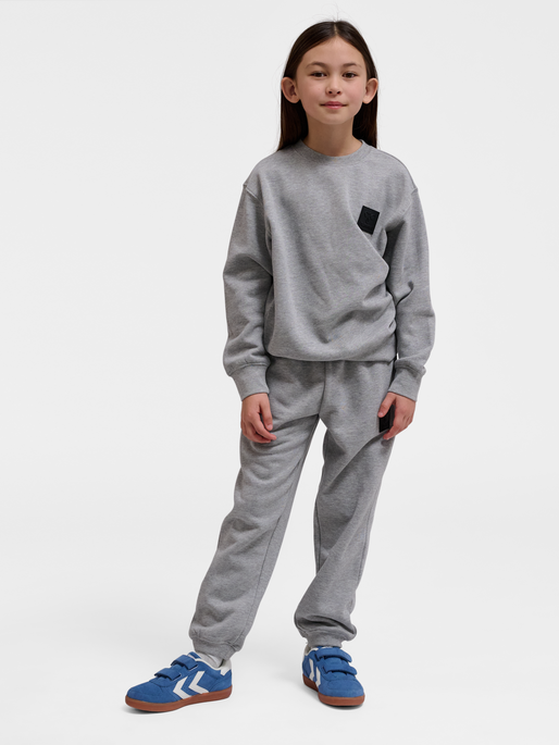 hmlCLEAN SWEATSHIRT, GREY MELANGE, model