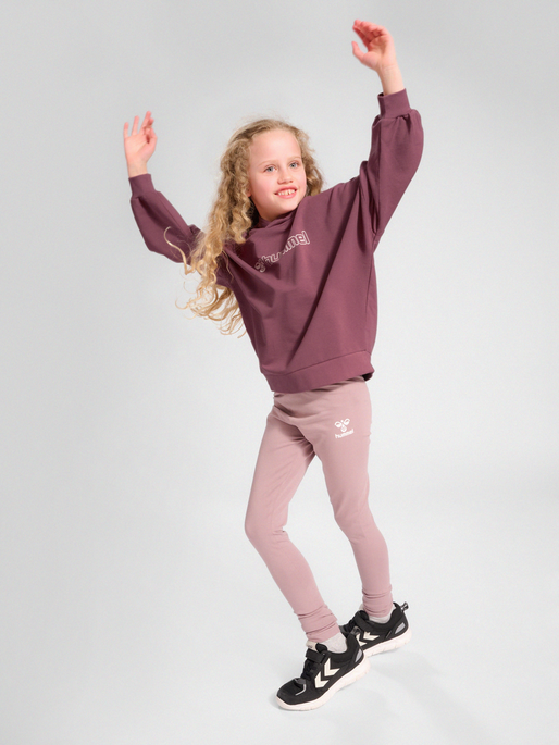 hmlOCTOVA HOODIE, ROSE BROWN, model