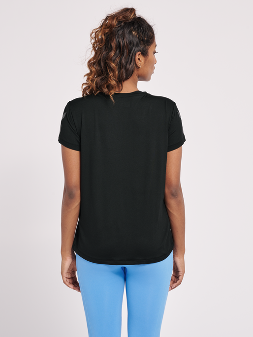 hmlMT TAYLOR T-SHIRT, BLACK, model