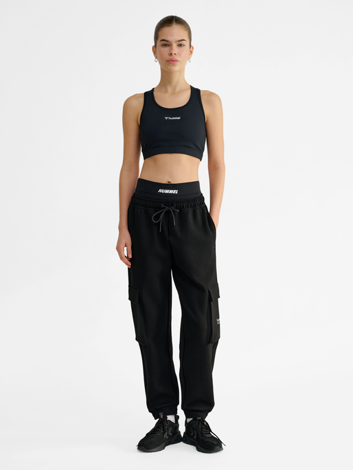 hmlTECH FLEECE LOOSE CARGO PANTS, BLACK, model
