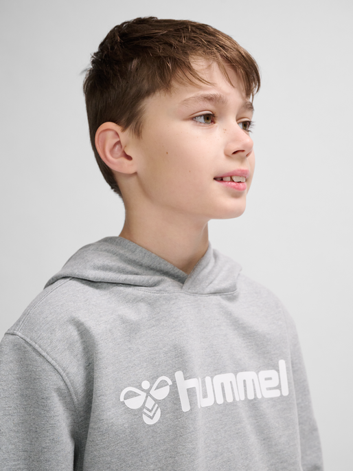 hmlGO 2.0 LOGO HOODIE KIDS, GREY MELANGE, model