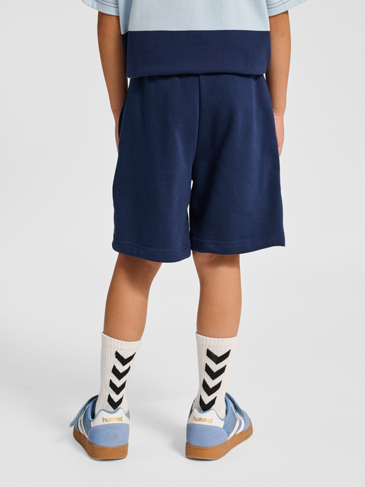 hmlJR LOOSE SWEAT SHORTS BEE, DRESS BLUES, model
