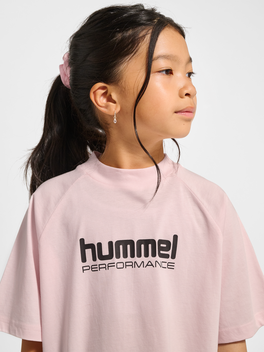 hmlJR DANCE T-SHIRT S/S, BARELY PINK, model