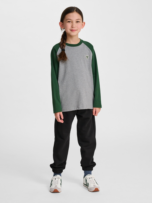 hmlJR RAGLAN LOOSE T-SHIRT L/S BEE, DARK GREEN, model