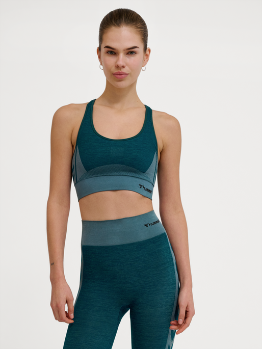 hmlCLEA SEAMLESS  SPORTS TOP, DARK SEA, model