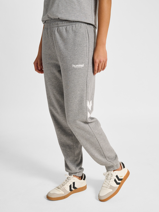 hmlLEGACY 2.0 W SWEATPANTS, GREY MELANGE, model