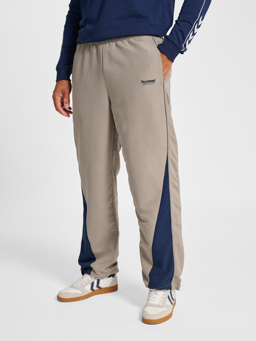 hmlLOOSE TRACK PANTS TOPSCORER, ROCK RIDGE/DRESS BLUES, model