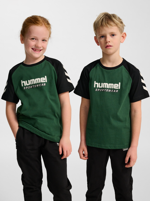 hmlJR LOGO T-SHIRT S/S, DARK GREEN, model