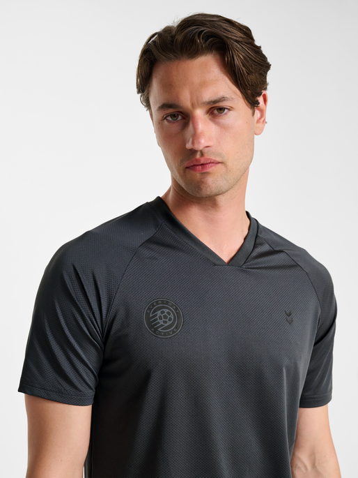 hmlPULSE MESH T-SHIRT S/S, EBONY/BLACK, model