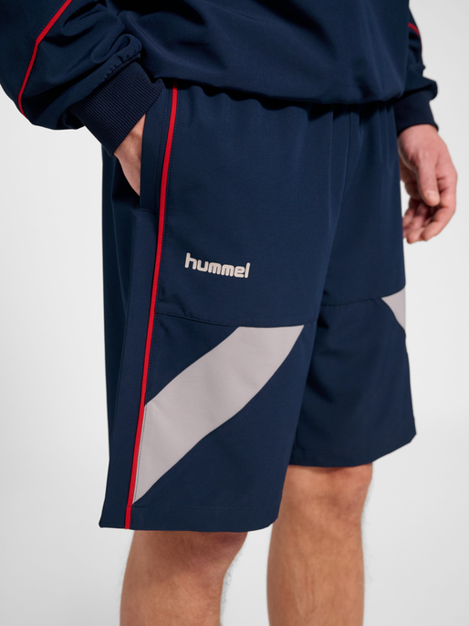 hmlWORLD 26 SHORTS TECH, DARK SAPPHIRE, model