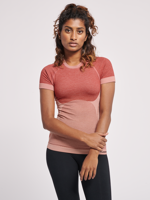 hmlCLEA SEAMLESS TIGHT T-SHIRT, WITHERED ROSE/ROSE TAN MELANGE, model