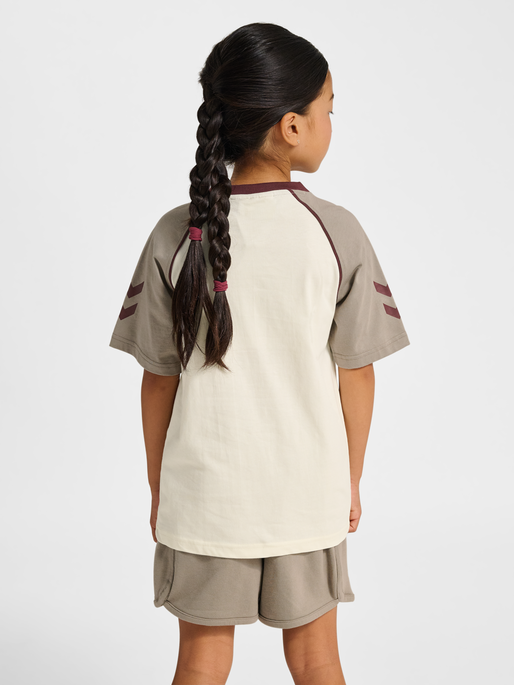 hmlJR REG V-NECK BEES T-SHIRT S/S, TOFU, model