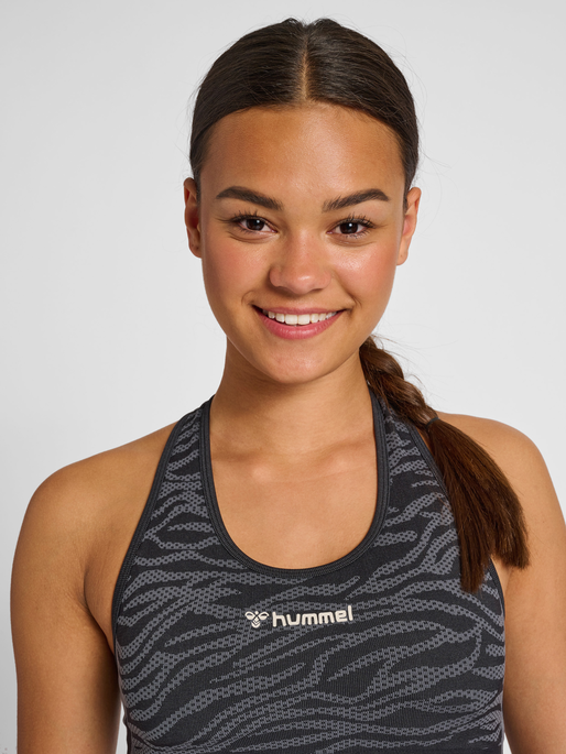 hmlMT SAGA SEAMLESS SPORTS TOP, BLACK/ASPHALT MELANGE, model