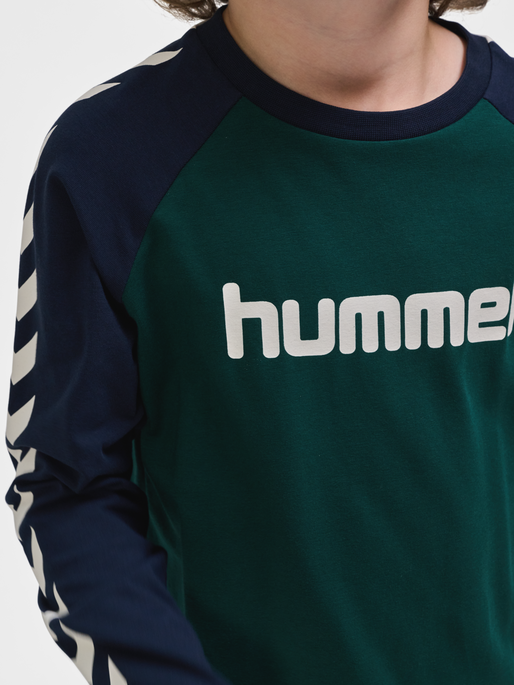 hmlBOYS T-SHIRT L/S, CAPULET OLIVE, model