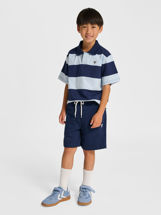 hmlJR LOOSE SWEAT SHORTS BEE, DRESS BLUES, model