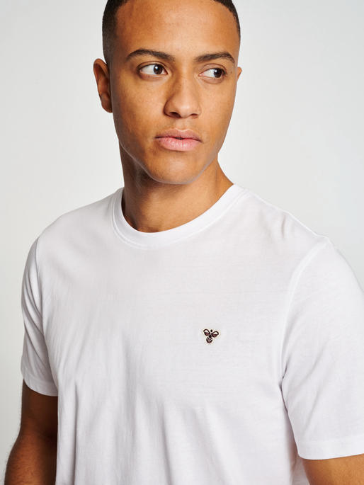 hmlIC FRED T-SHIRT, WHITE, model