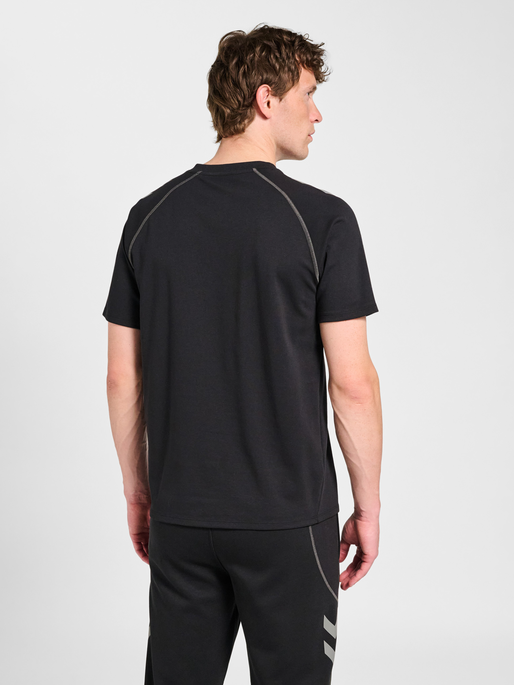 hmlMOVE 2.0 T-SHIRT S/S, BLACK, model