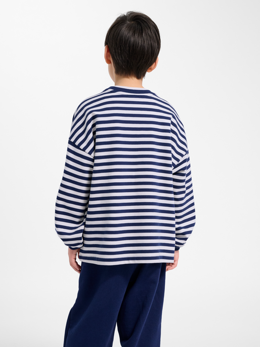 hmlJR GEGGO STRIPE SWEATSHIRT, MEDIEVAL BLUE, model