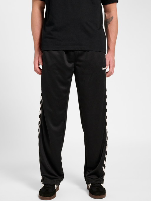 hmlCLUB CHEVRON TRACK PANTS, BLACK, model