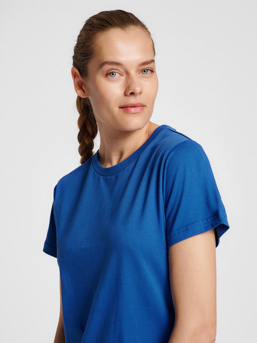hmlRED BASIC T-SHIRT S/S WOMAN, TRUE BLUE, model