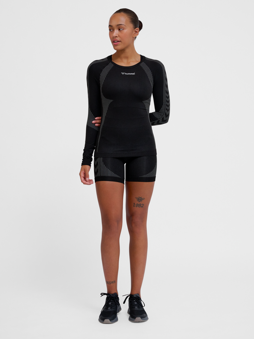hmlMT SHAPING SEAMLESS T-SHIRT L/S, BLACK, model
