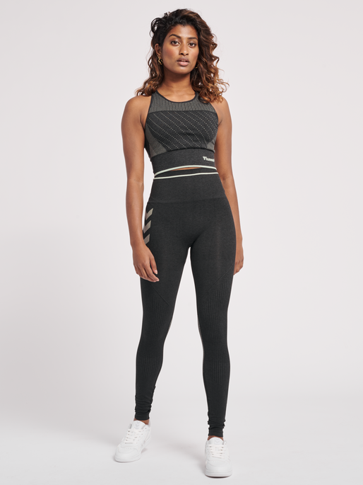 hmlMT HANA SEAMLESS SPORTS TOP, BLACK MELANGE, model