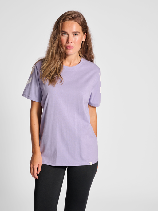 hmlLEGACY CHEVRON T-SHIRT, HEIRLOOM LILAC, model