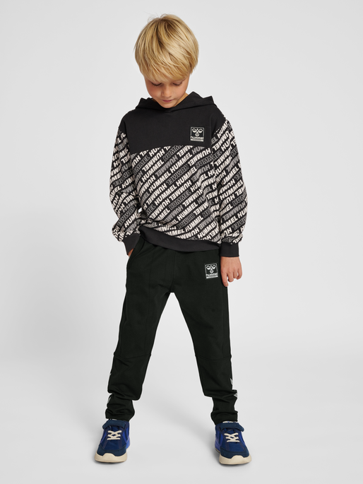 hmlYUKIO PANTS, 2001, model