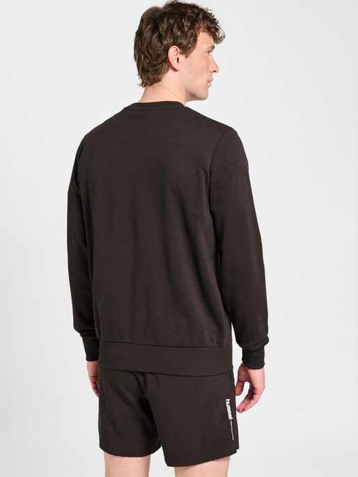 hmlPULSE SWEAT CREWNECK, AFTER DARK, model