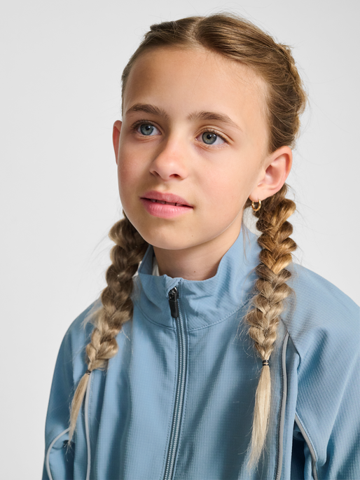 hmlJR WOVEN ZIP JACKET, FADED DENIM, model