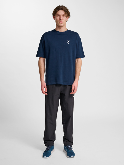 hmlHIIT LOOSE T-SHIRT S/S, DRESS BLUES, model