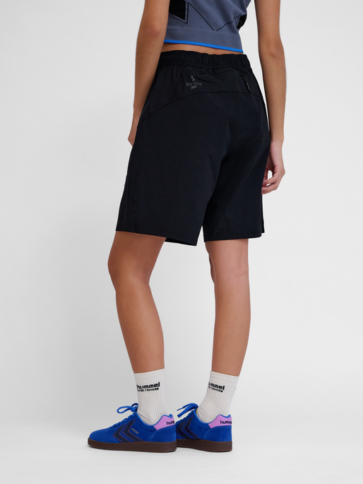 hmlSORONA REGULAR SHORTS, BLACK, model