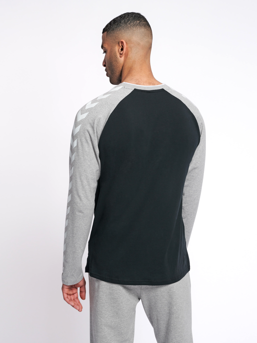 hmlMARK T-SHIRT L/S, BLACK, model