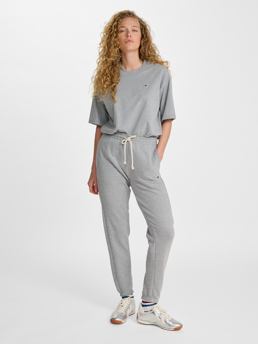 hmlREGULAR SWEATPANT BEE, GREY MELANGE, model