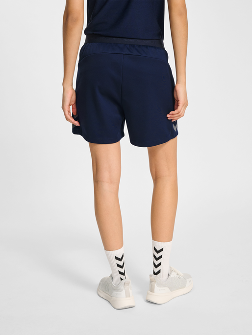 hmlCIMA 2.0 SHORTS WOMAN, MARINE, model