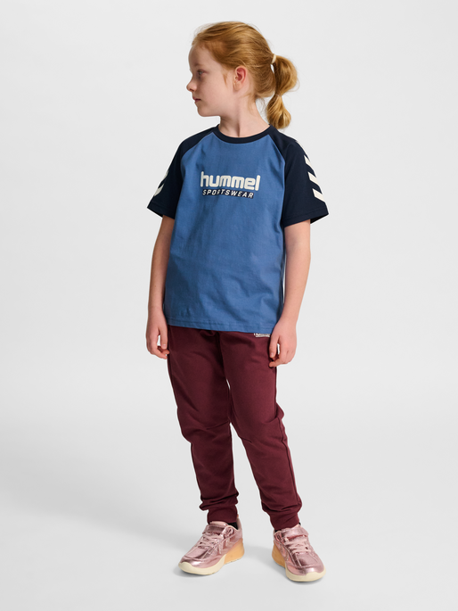 hmlJR LOGO T-SHIRT S/S, DUTCH BLUE, model