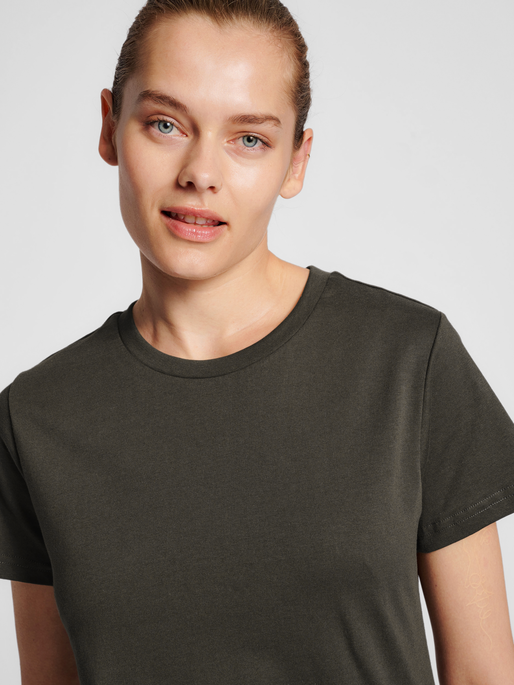 hmlRED HEAVY T-SHIRT S/S WOMAN, RAVEN, model