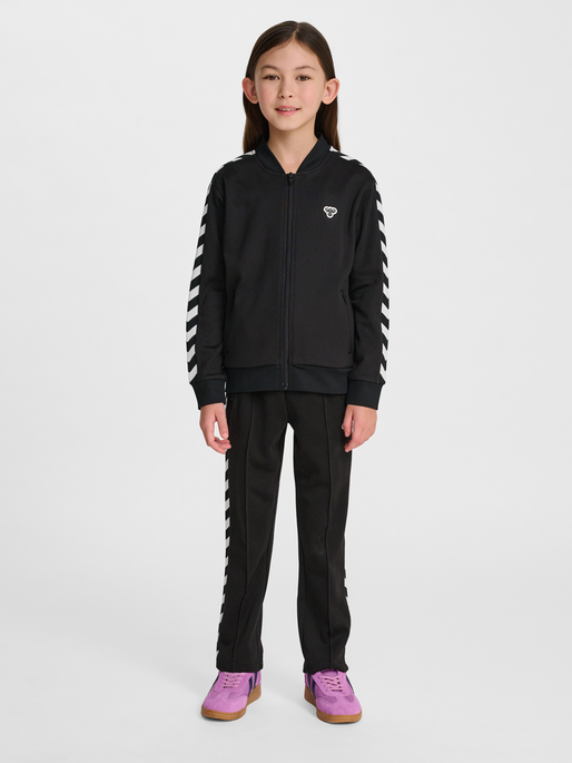 hmlJR ARCHIVE REG POLY ZIP JACKET, BLACK, model