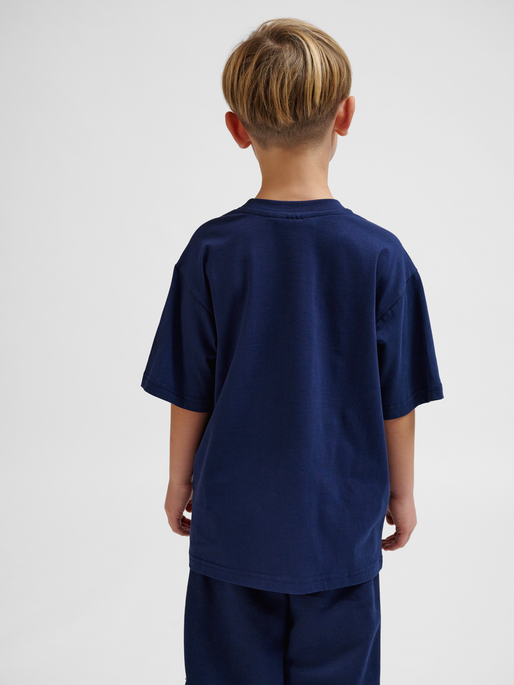 hmlJR LOOSE T-SHIRT S/S BEE, DRESS BLUES, model