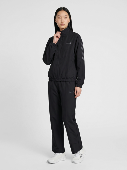 hmlARCHIVE W TRACK PANTS, BLACK, model