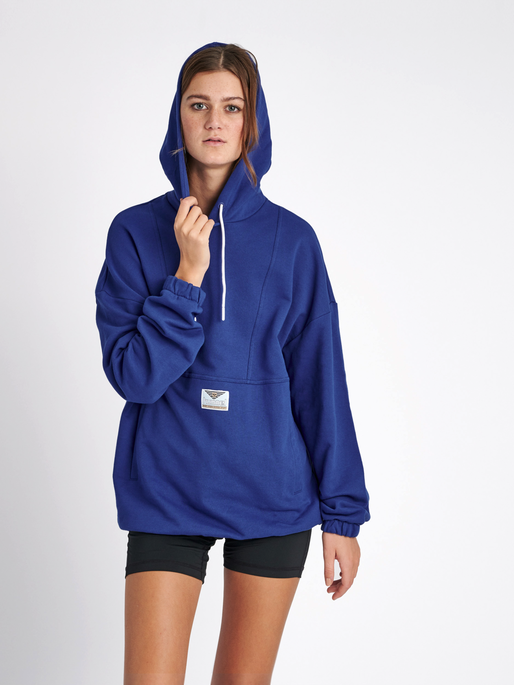 hmlHYGGE LOOSE HOODIE, 7956, model
